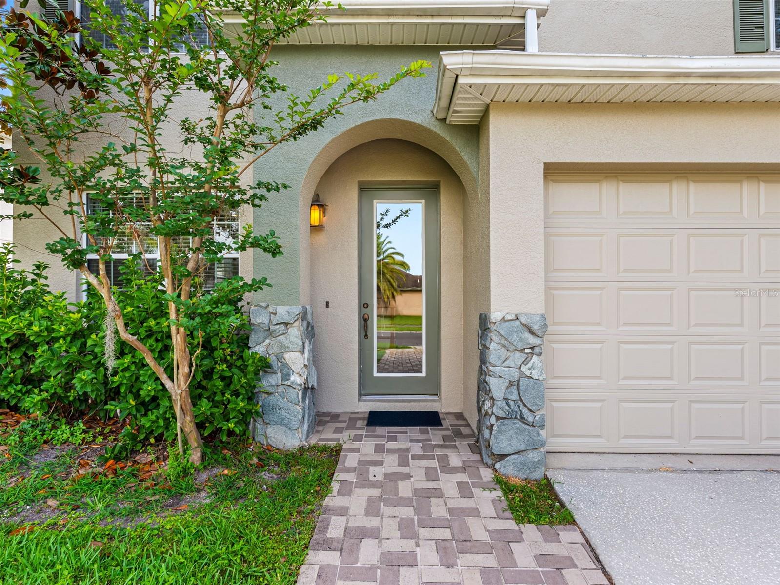 Listing photo id 3 for 8806 Bayaud Drive
