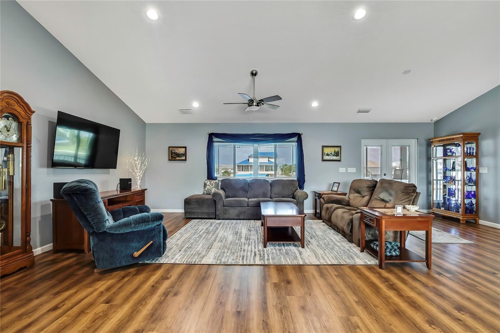 Image 4 of 69 For 4123 Daisy Drive