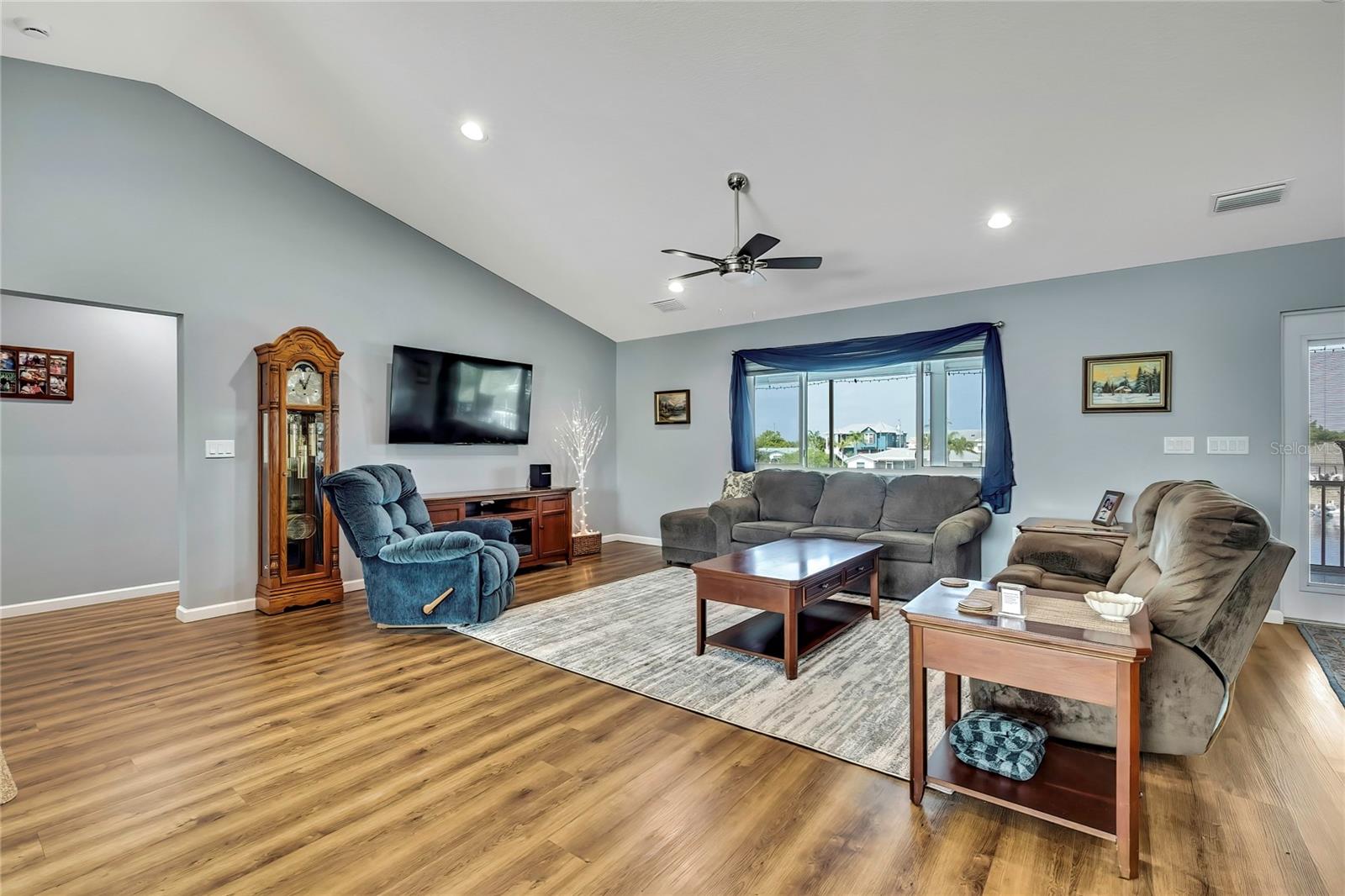 Image 5 of 69 For 4123 Daisy Drive