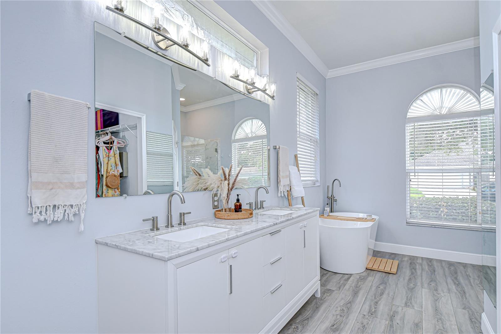 Image 20 of 39 For 9813 Woodbay Drive