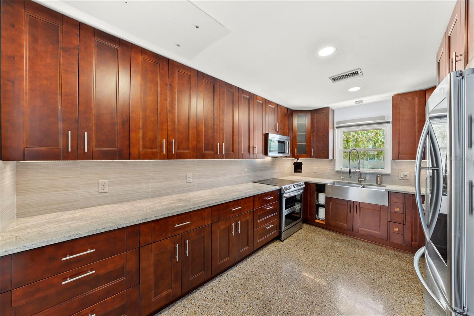 Image 32 of 100 For 222 Clearview Avenue