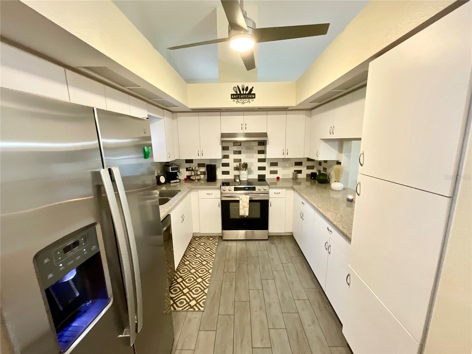 Listing photo id 9 for 6930 Bandura Avenue