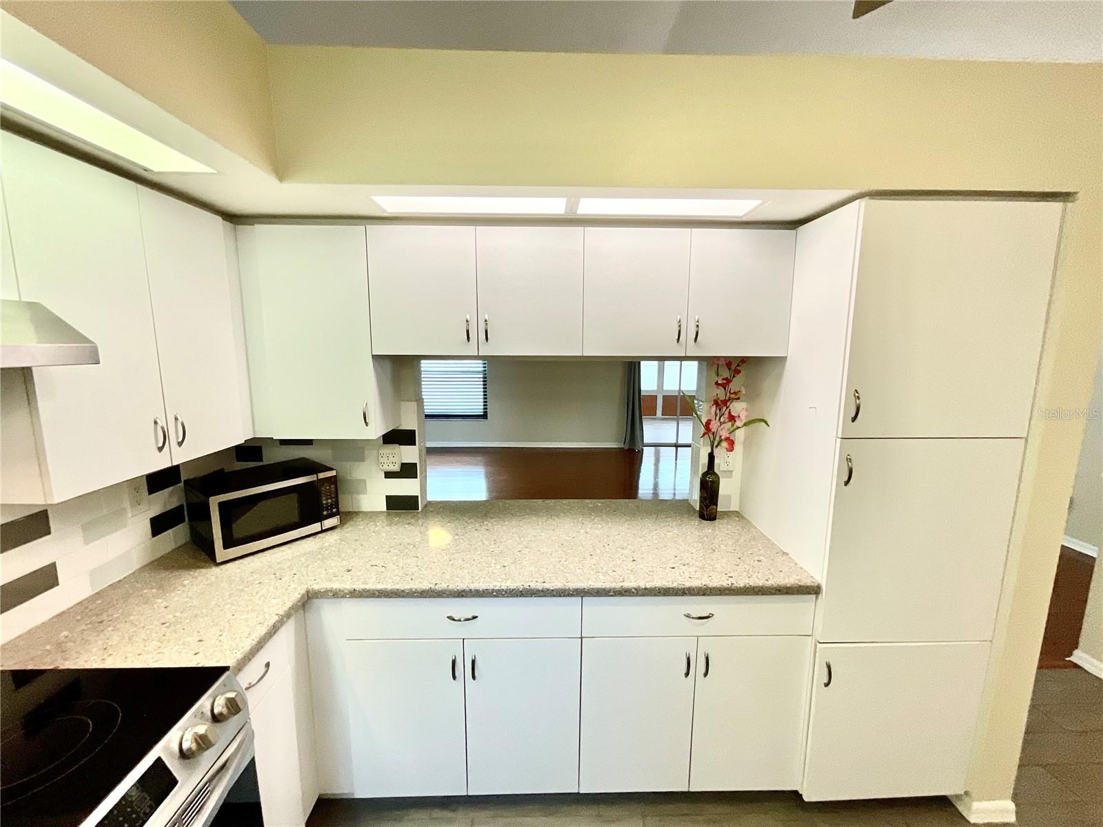 Listing photo id 10 for 6930 Bandura Avenue