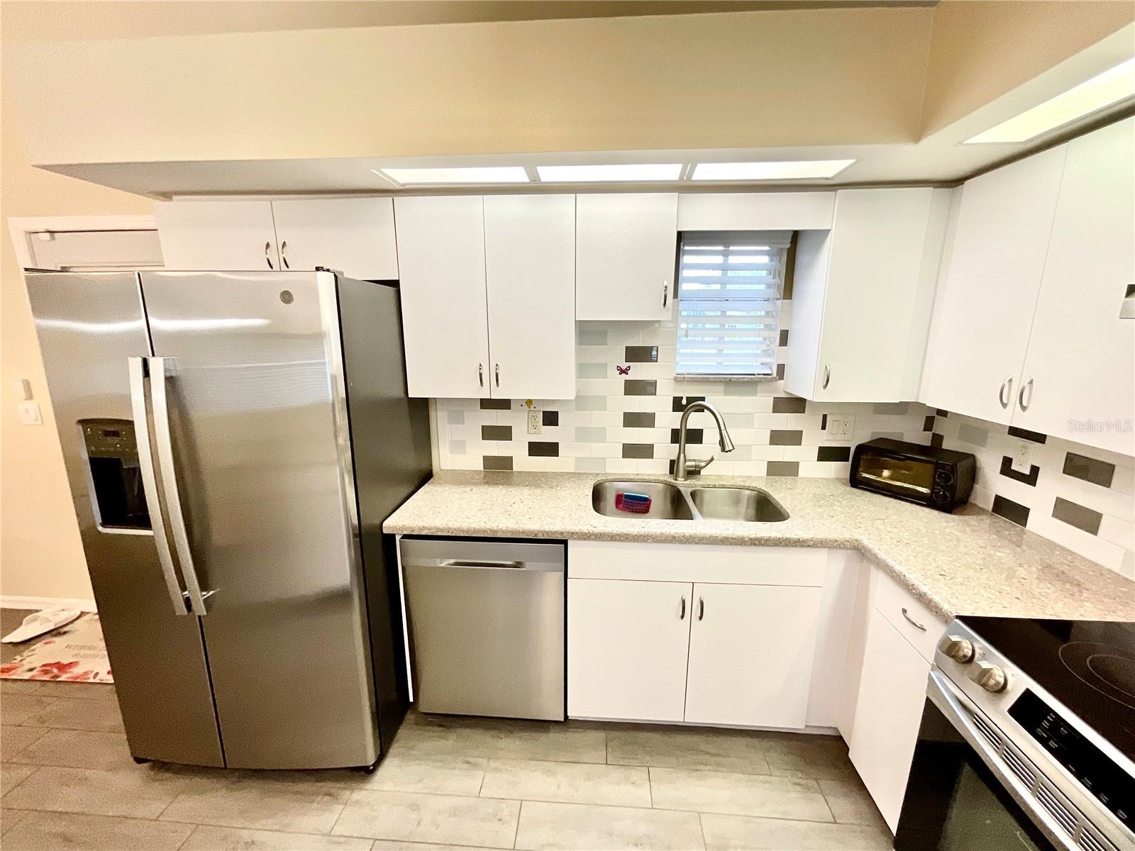 Listing photo id 11 for 6930 Bandura Avenue