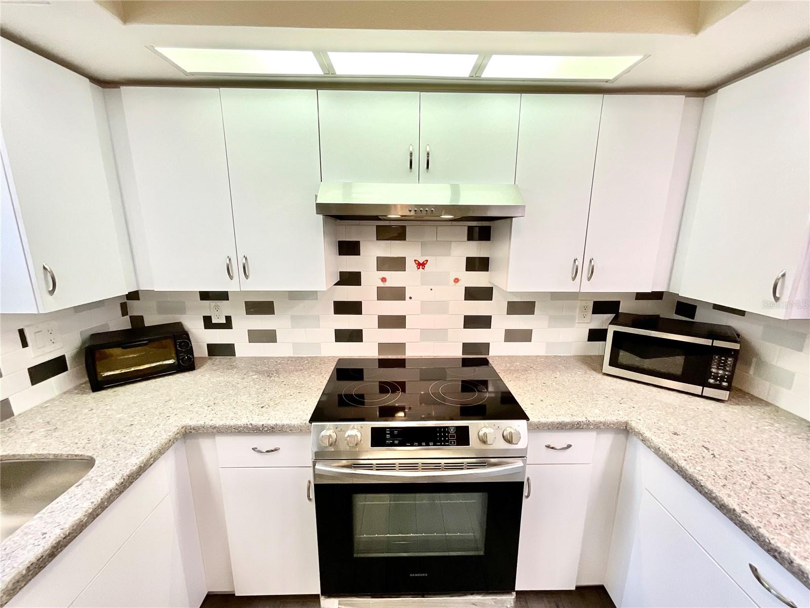 Listing photo id 12 for 6930 Bandura Avenue