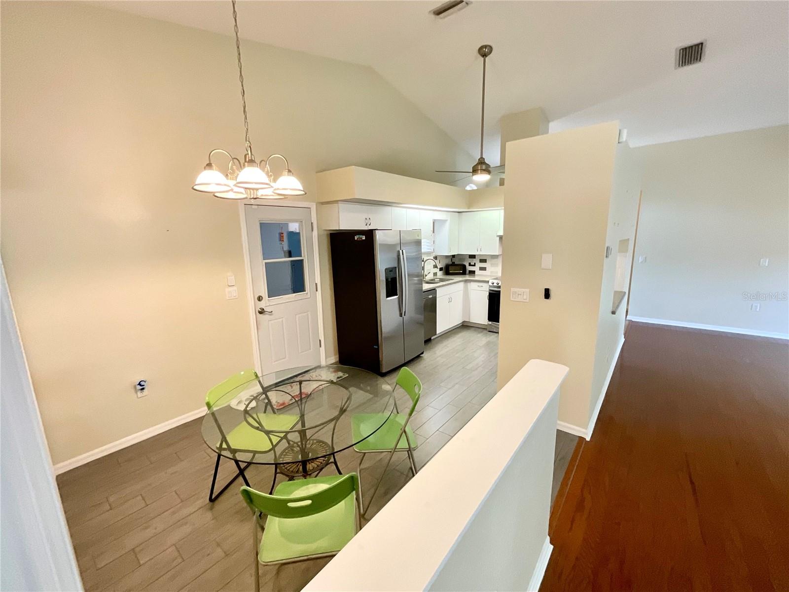Listing photo id 13 for 6930 Bandura Avenue