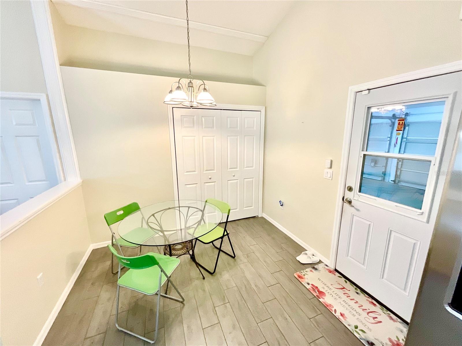 Listing photo id 14 for 6930 Bandura Avenue
