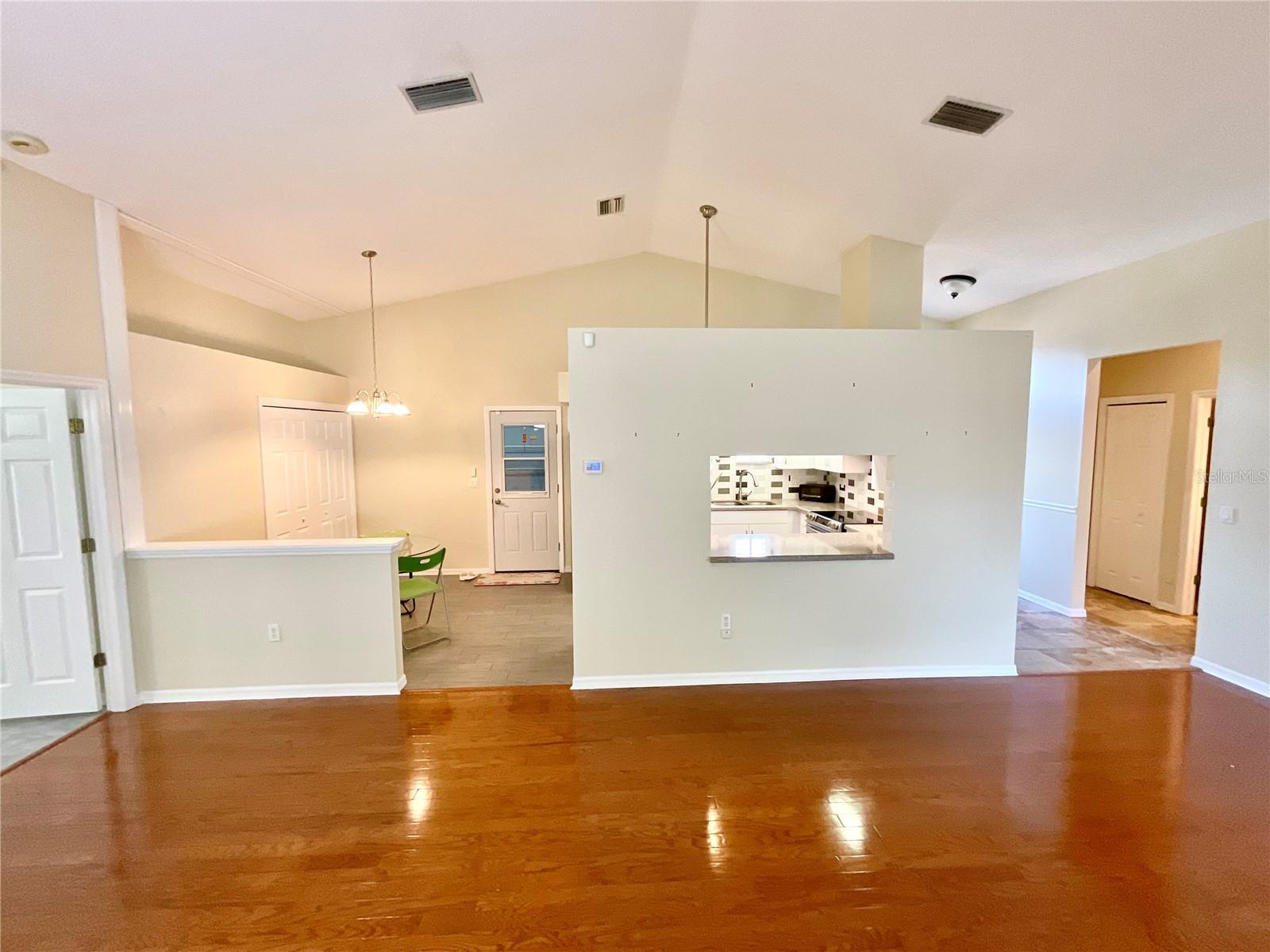 Listing photo id 20 for 6930 Bandura Avenue