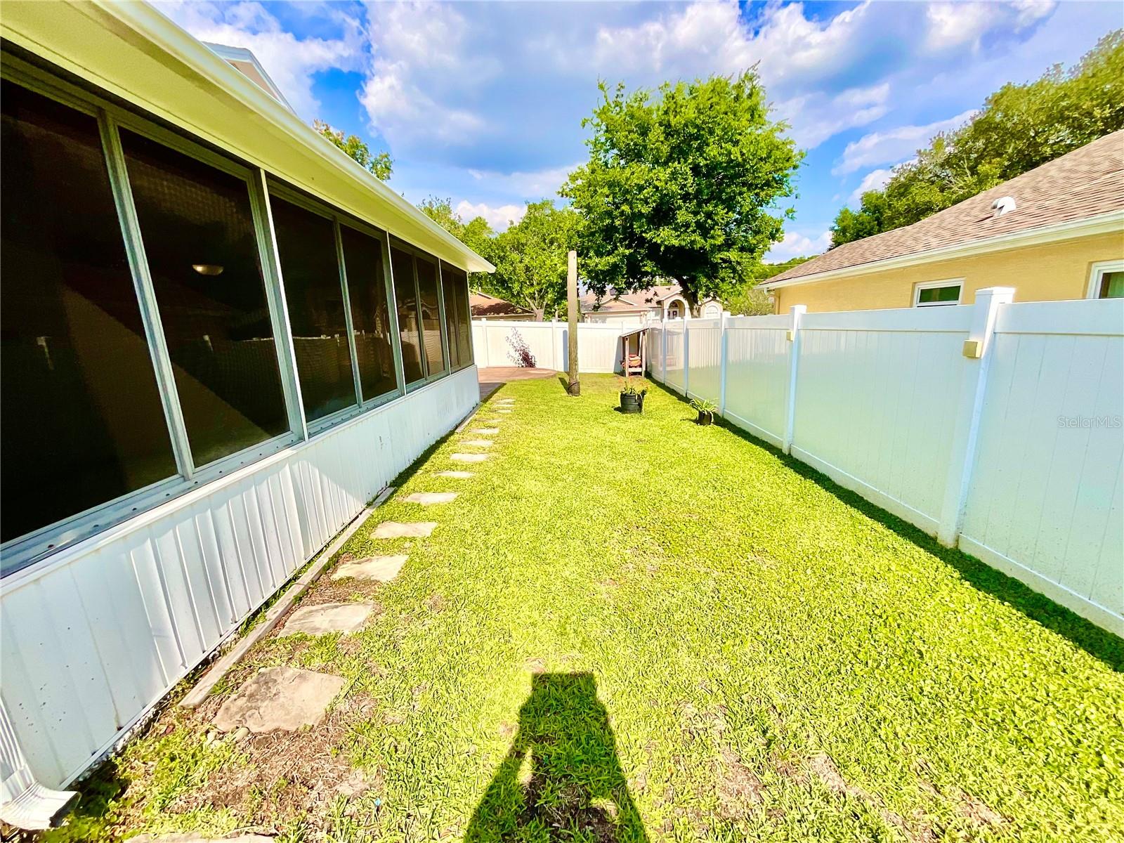 Listing photo id 23 for 6930 Bandura Avenue