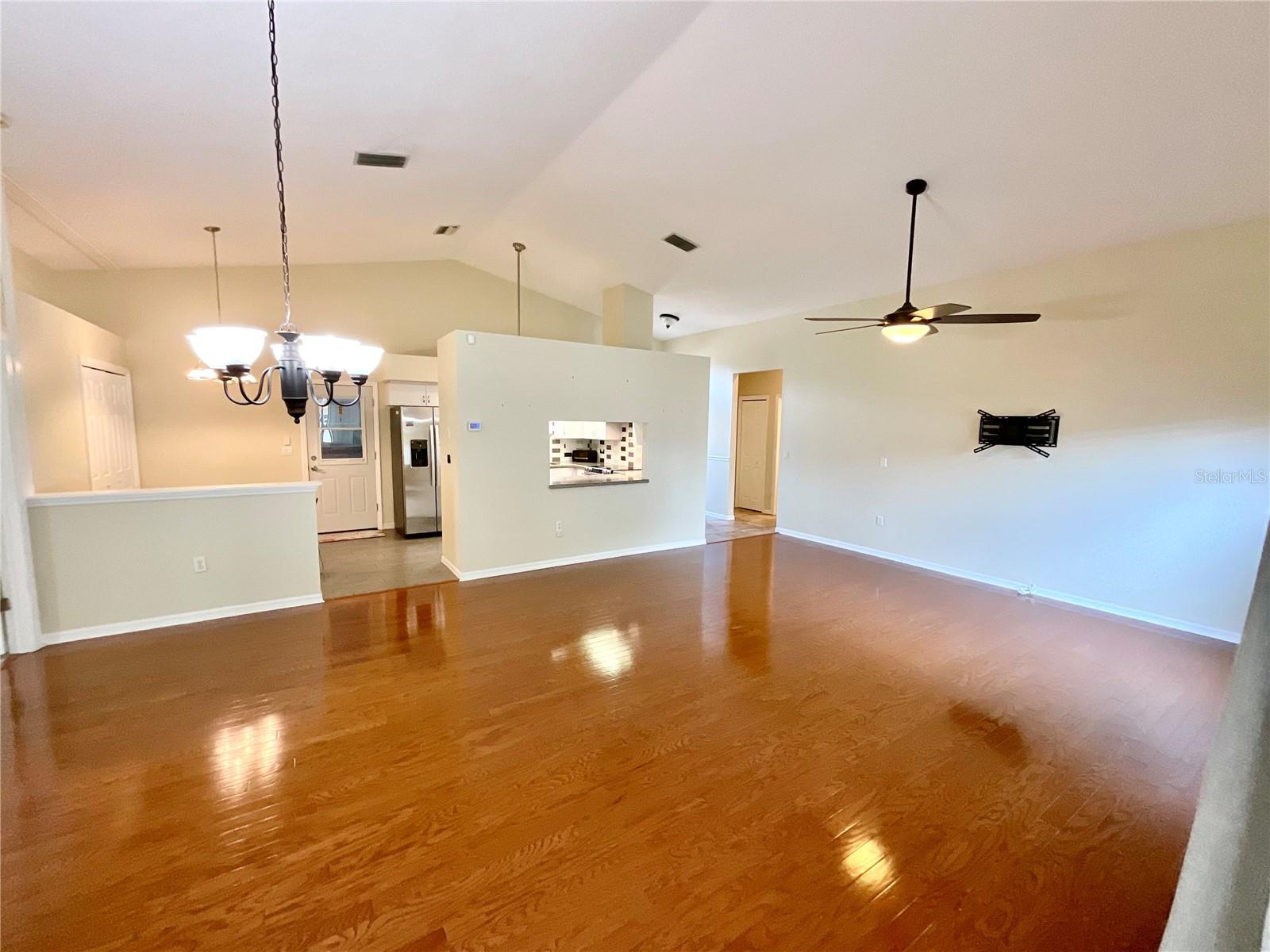 Listing photo id 1 for 6930 Bandura Avenue