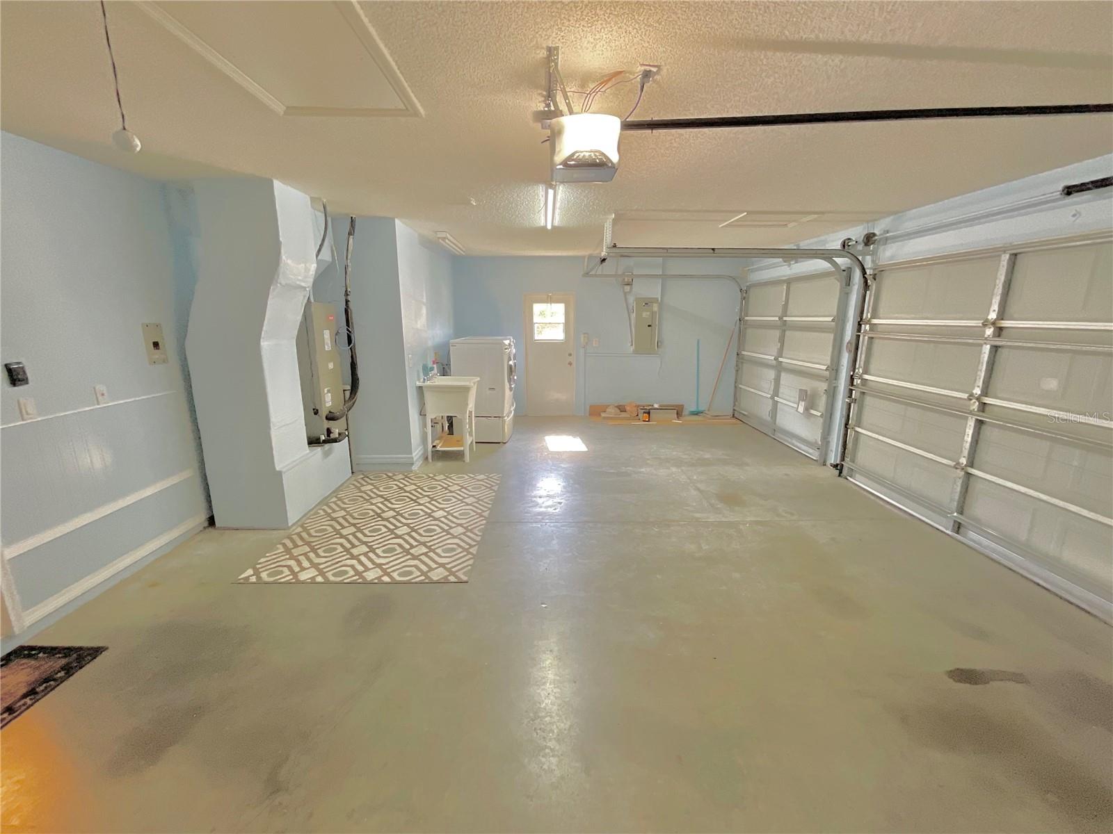 Listing photo id 29 for 6930 Bandura Avenue