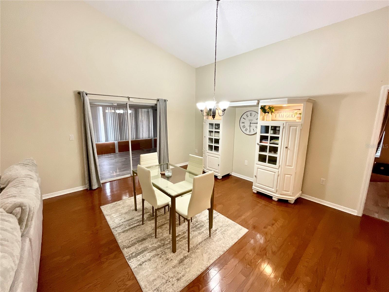 Listing photo id 3 for 6930 Bandura Avenue