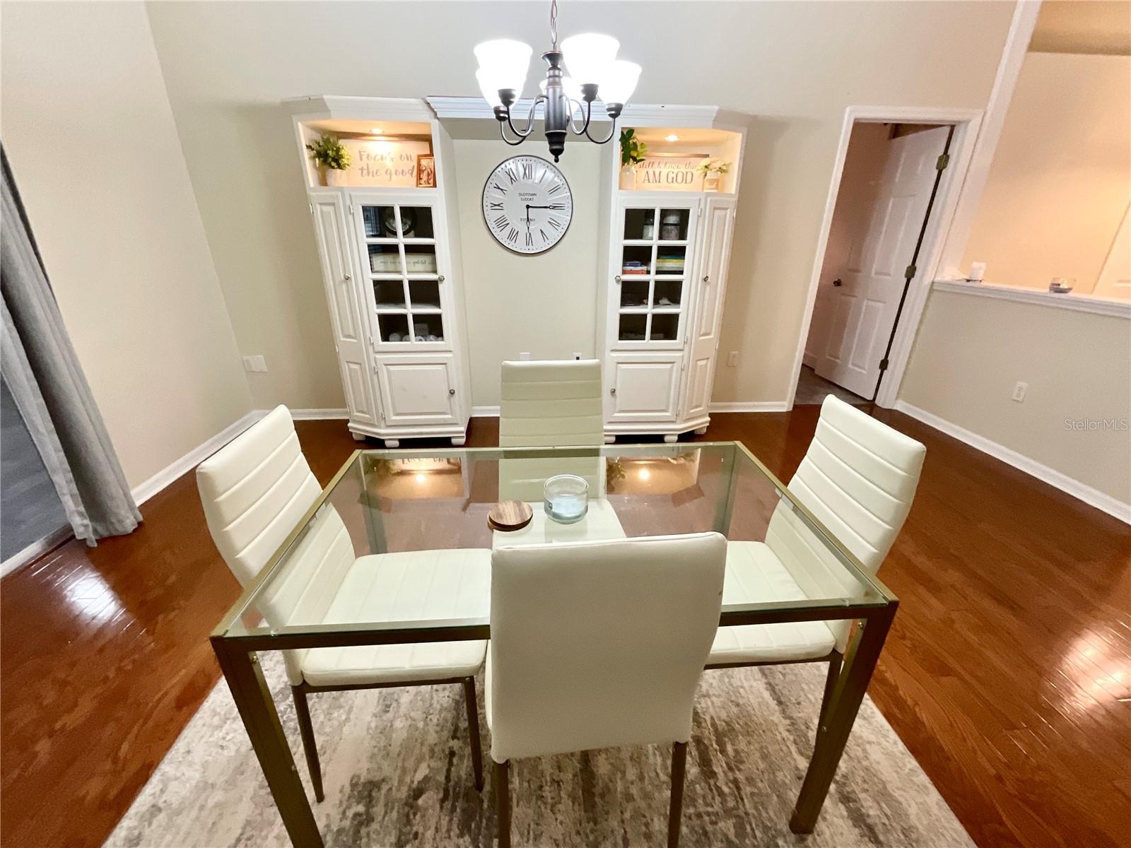 Listing photo id 4 for 6930 Bandura Avenue