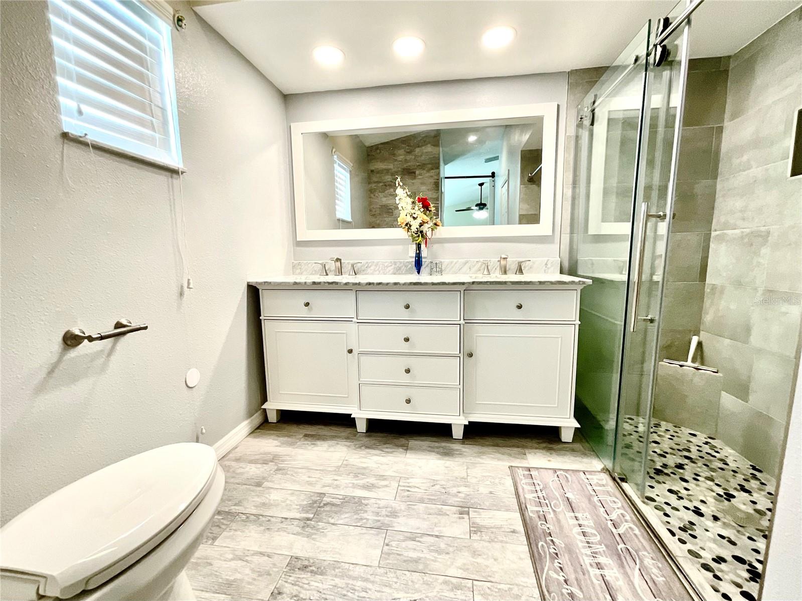 Listing photo id 6 for 6930 Bandura Avenue