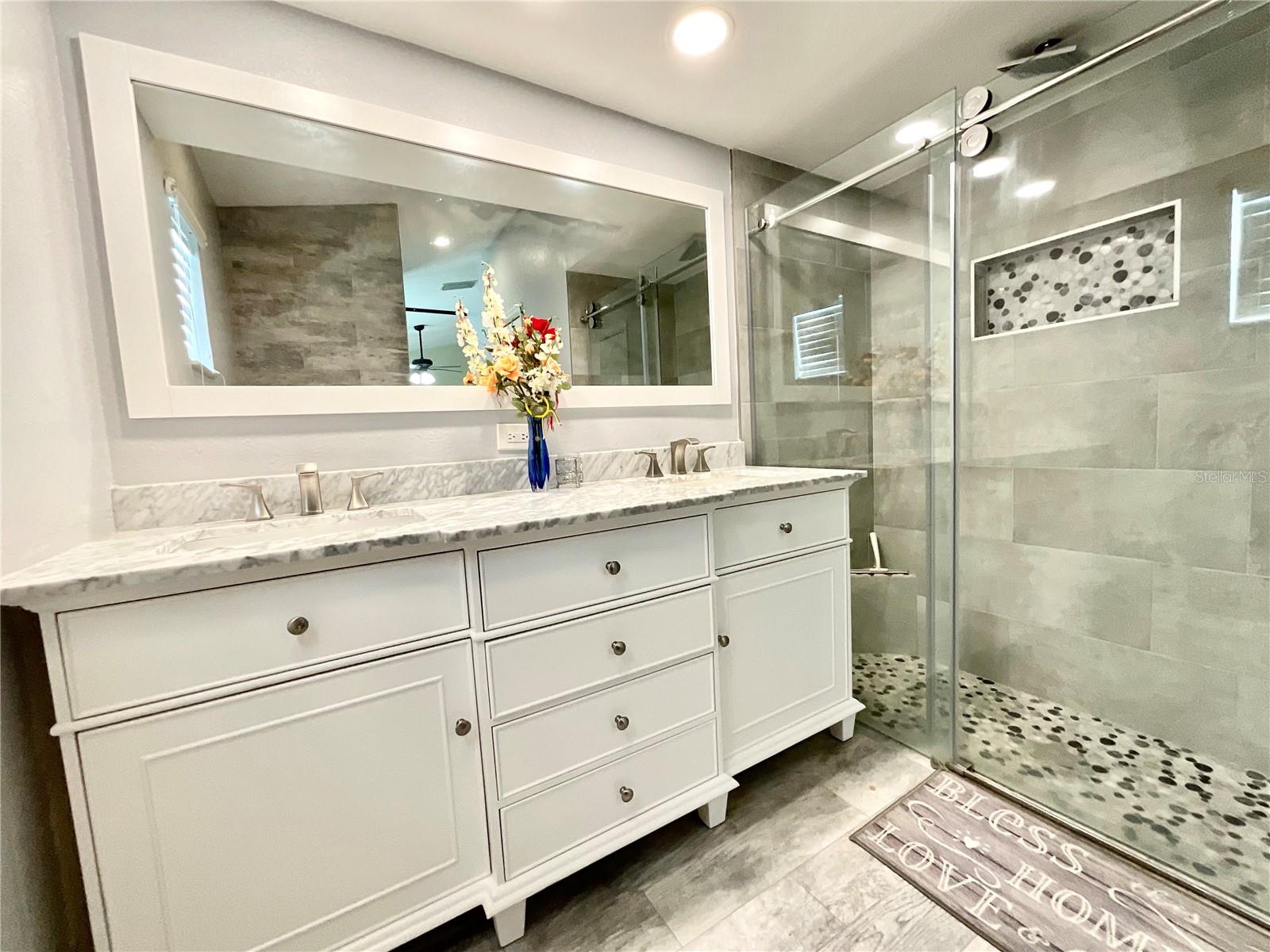 Listing photo id 7 for 6930 Bandura Avenue