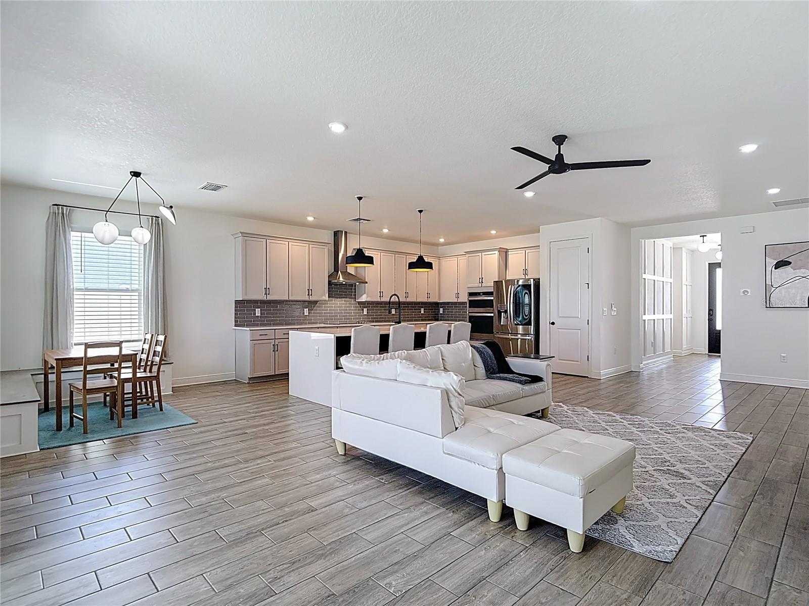Listing photo id 8 for 34163 Radley Way