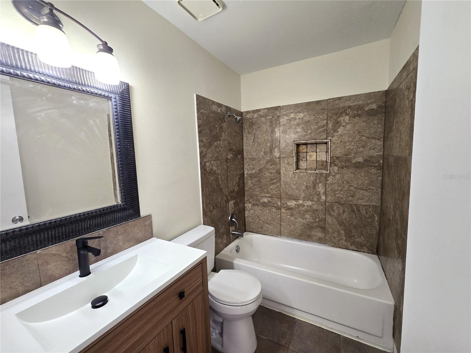 Image 21 of 23 For 2302 Maki Road 2