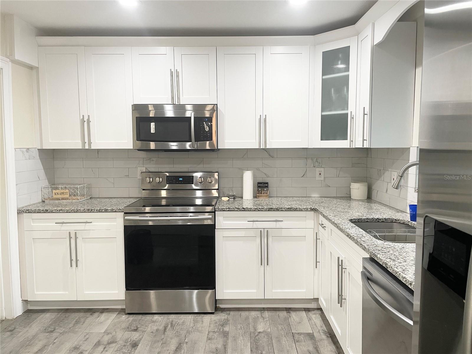 Listing photo id 2 for 1625 Madrid Drive