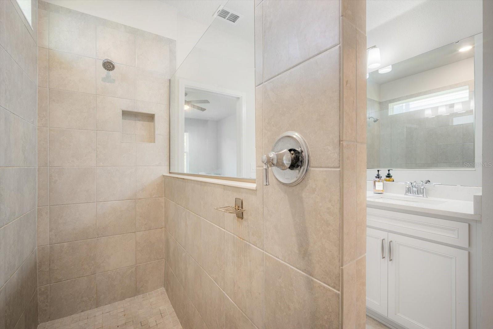 Image 12 of 27 For 13157 Peachleaf Avenue