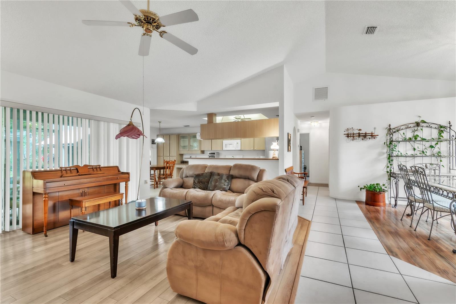 Listing photo id 8 for 22946 Brownwood Court
