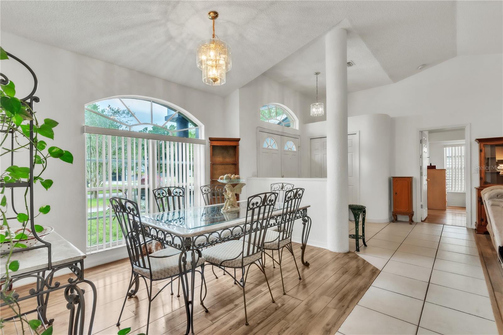 Listing photo id 11 for 22946 Brownwood Court