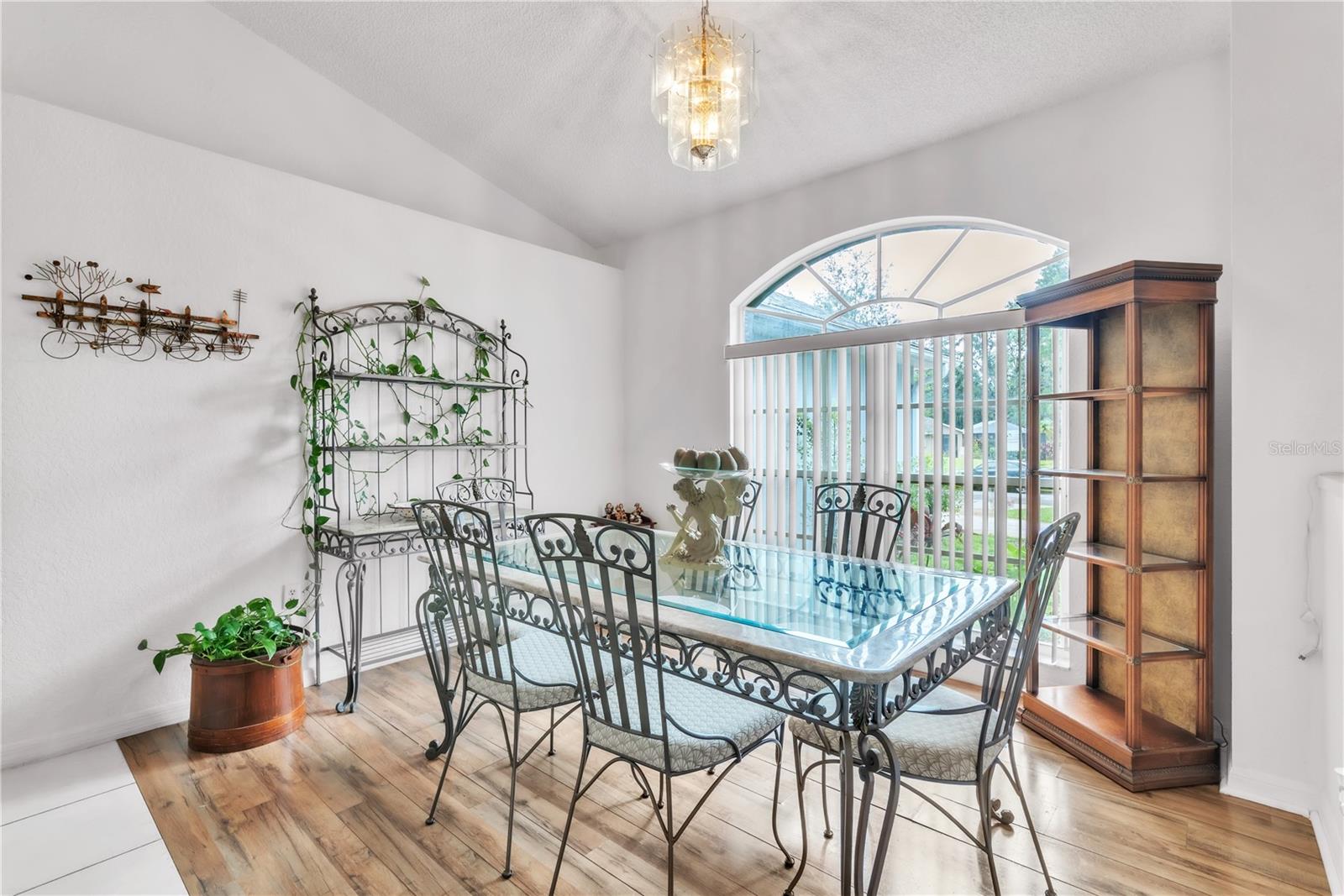 Listing photo id 12 for 22946 Brownwood Court