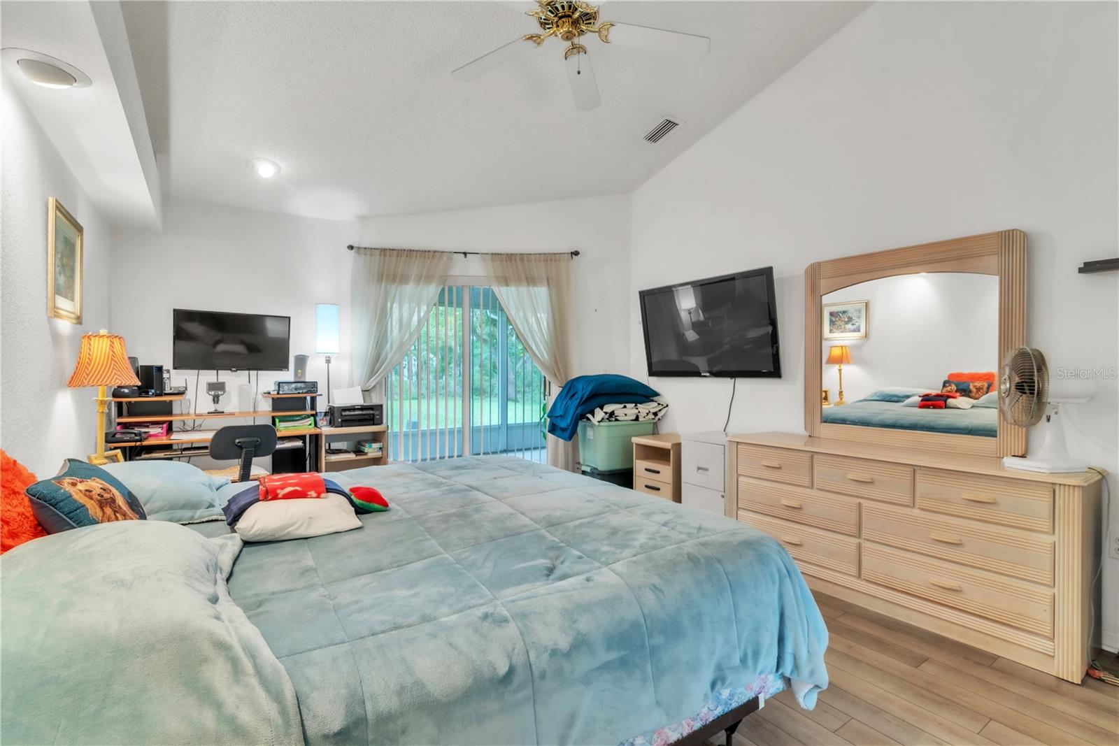Listing photo id 23 for 22946 Brownwood Court