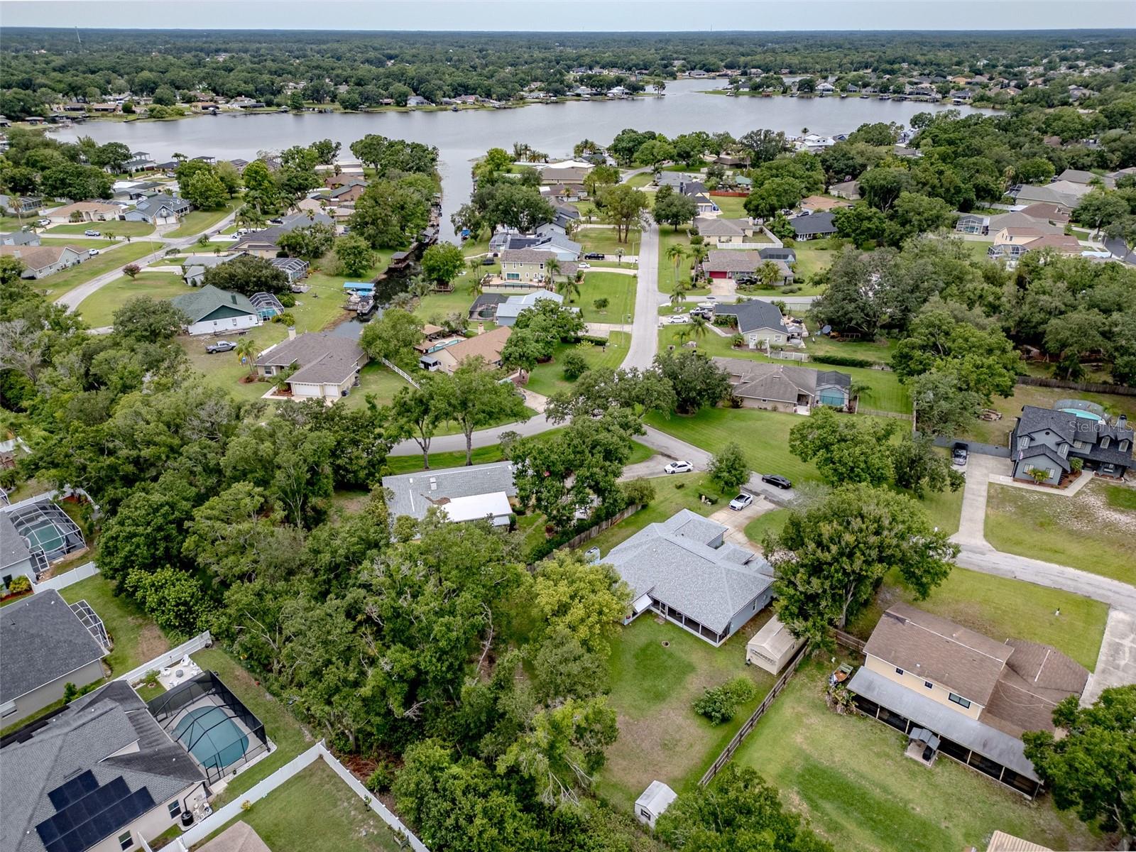 Listing photo id 5 for 22946 Brownwood Court