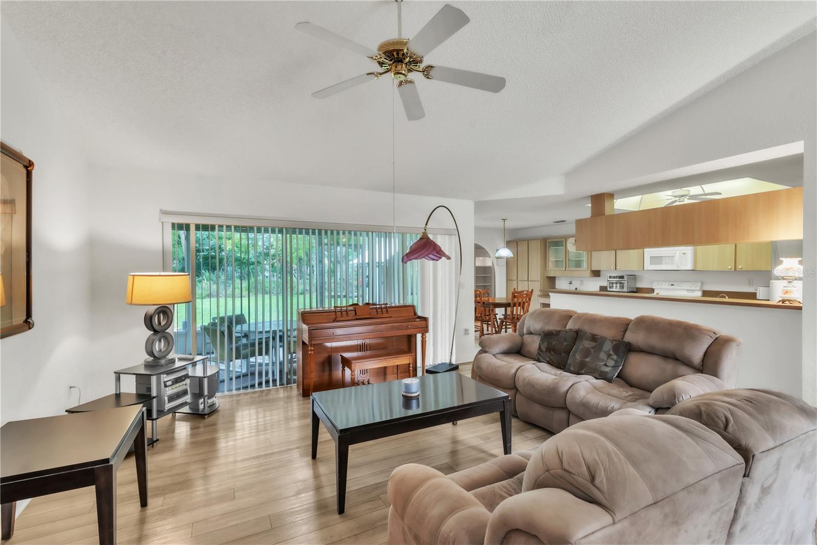 Listing photo id 6 for 22946 Brownwood Court