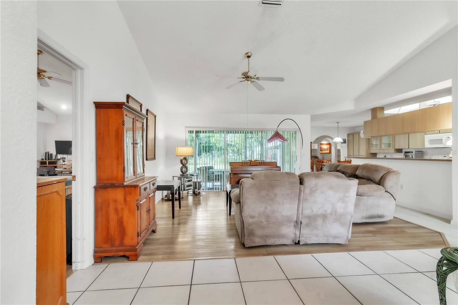 Listing photo id 7 for 22946 Brownwood Court