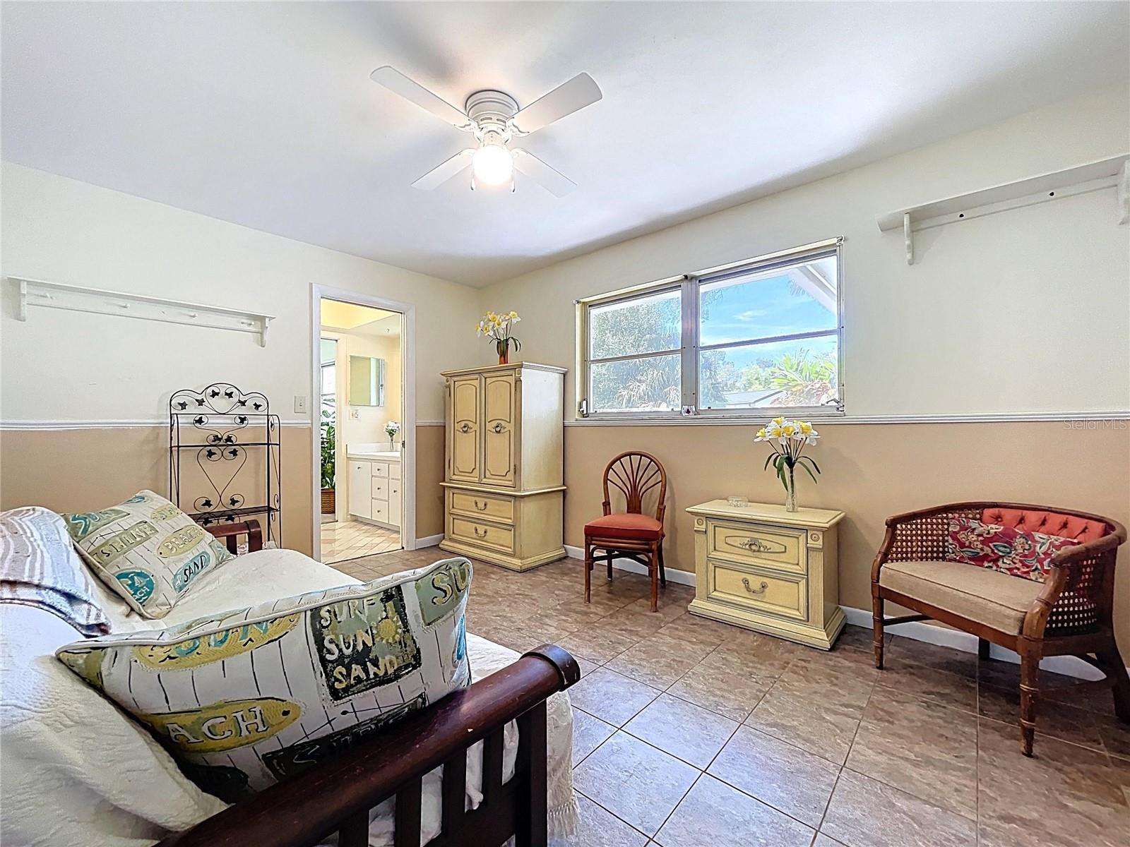 Image 33 of 91 For 1861 Royal Oak Place E