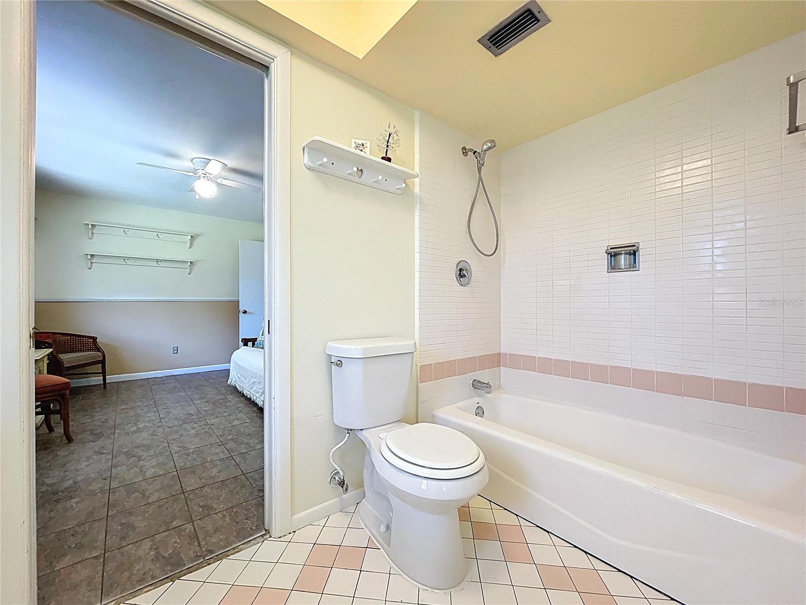 Image 36 of 91 For 1861 Royal Oak Place E