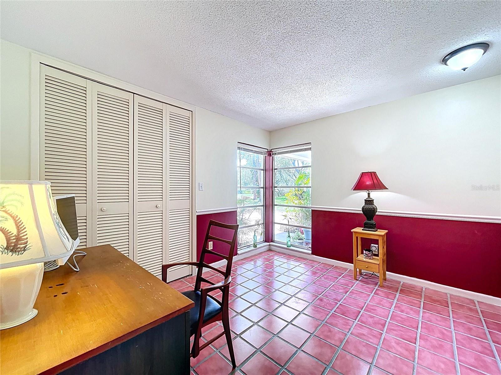 Image 38 of 91 For 1861 Royal Oak Place E