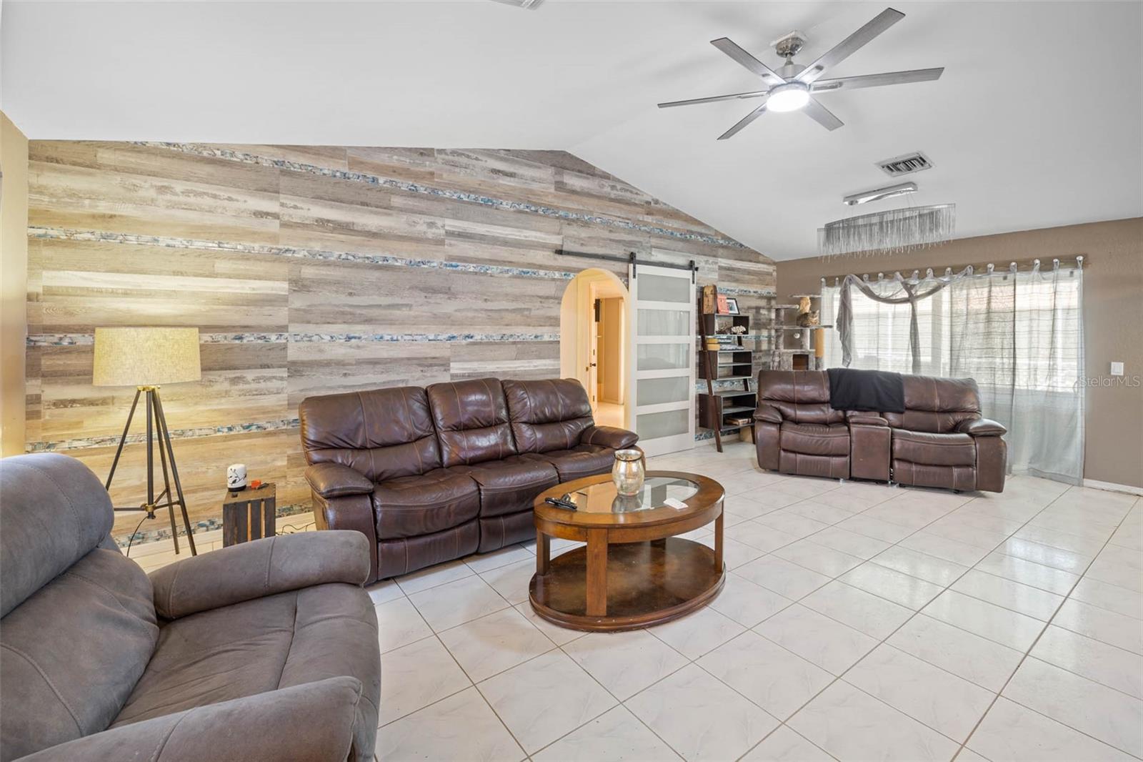 Listing photo id 18 for 9642 Elgin Boulevard