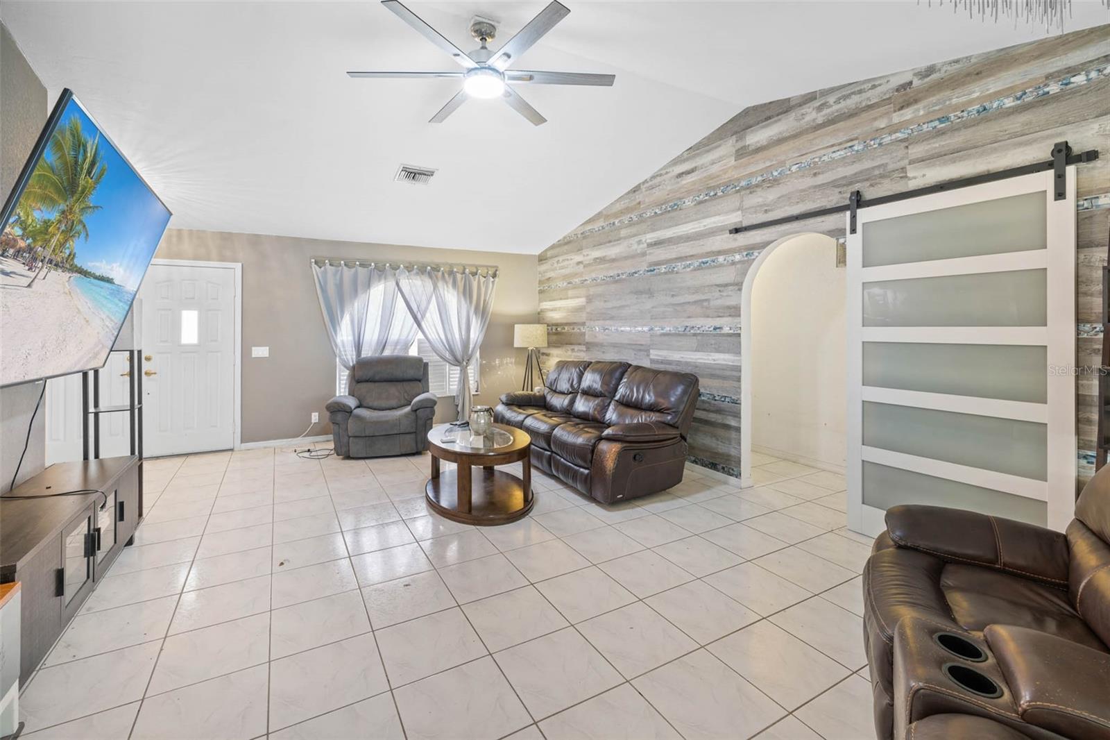 Listing photo id 19 for 9642 Elgin Boulevard