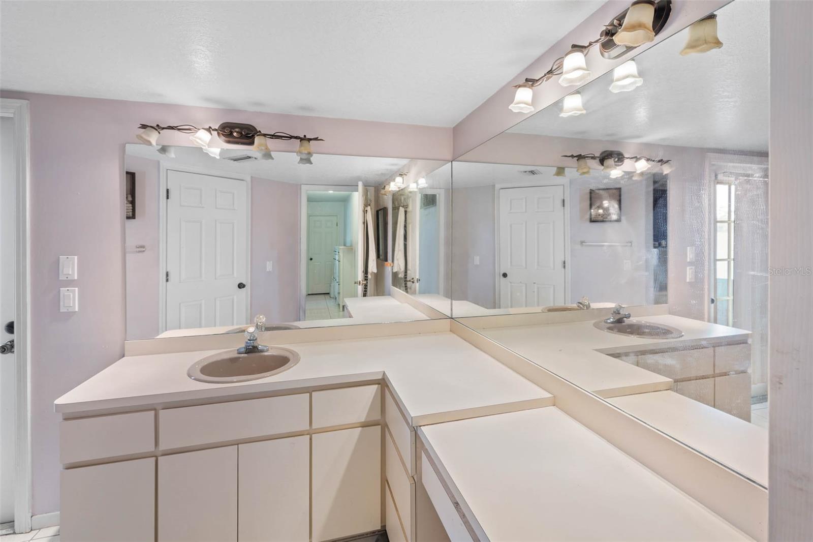 Listing photo id 20 for 9642 Elgin Boulevard
