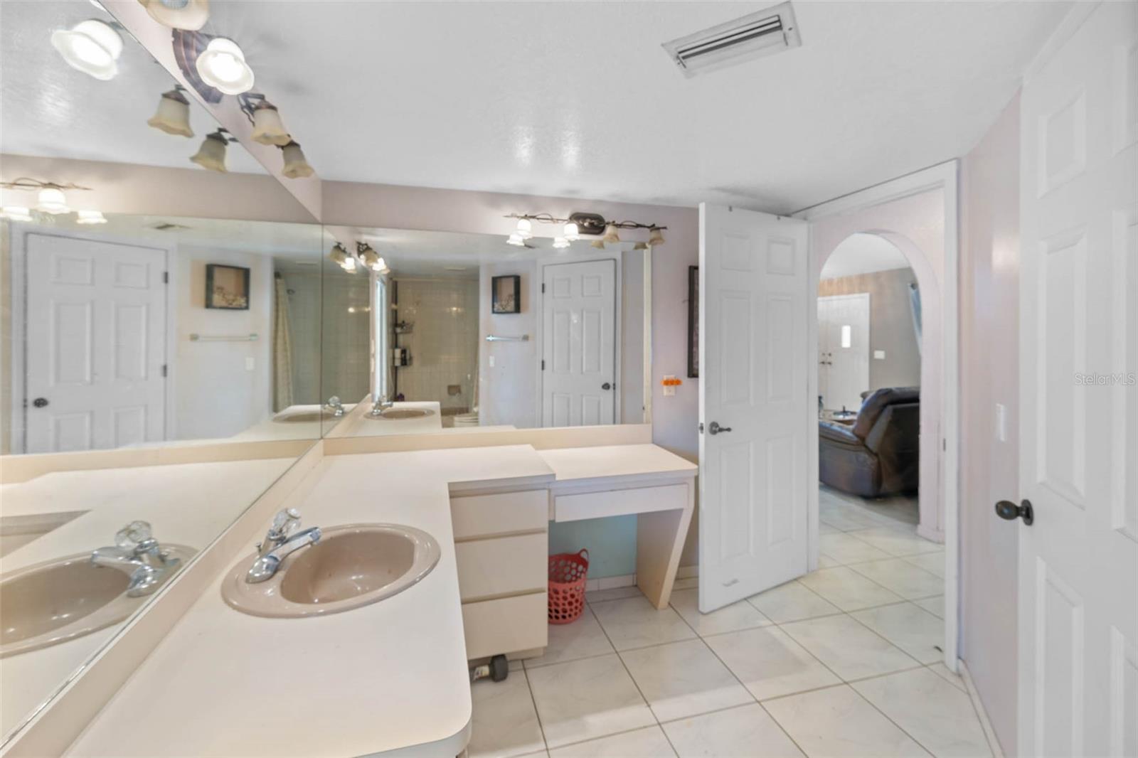 Listing photo id 21 for 9642 Elgin Boulevard