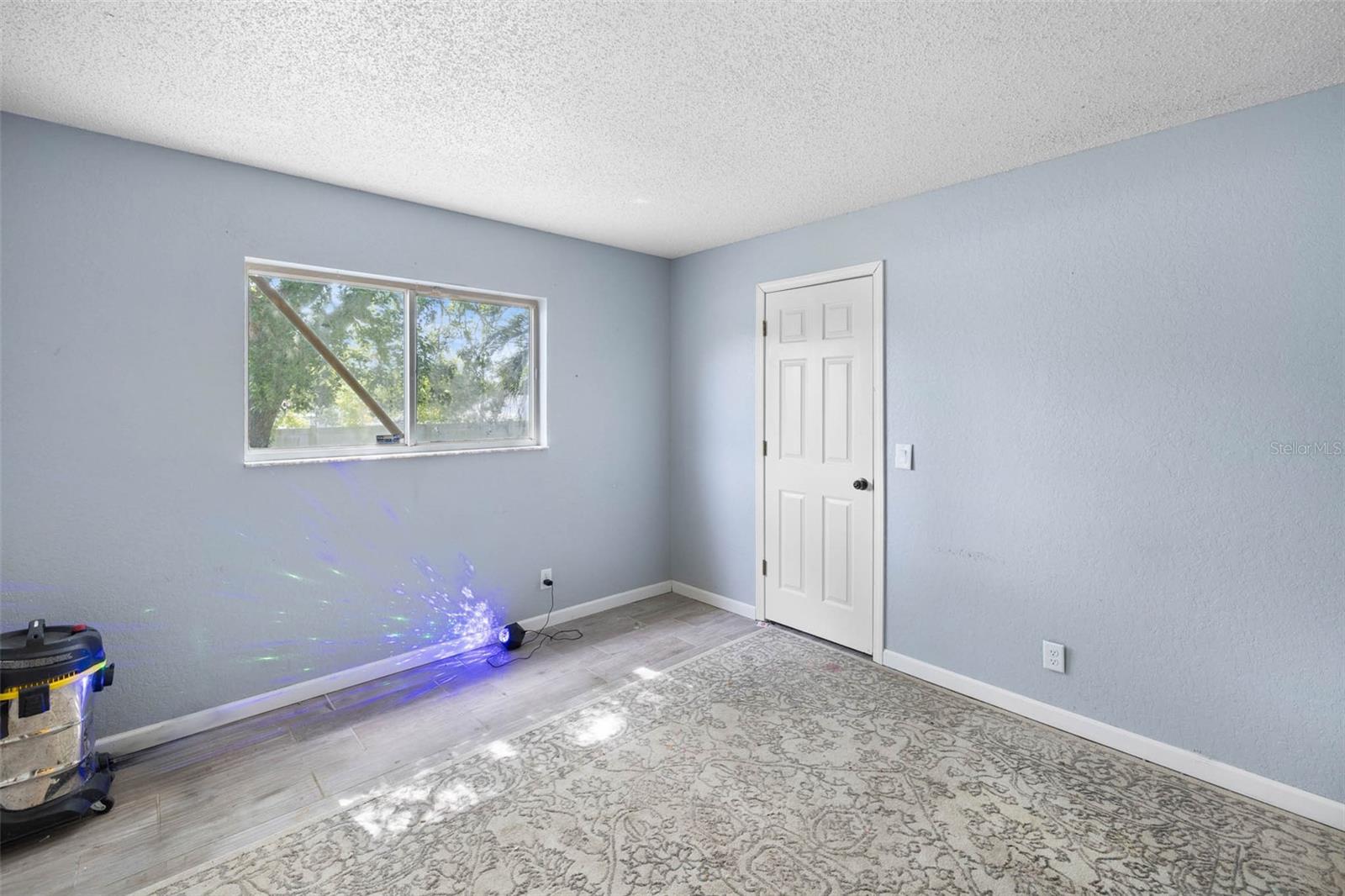 Listing photo id 22 for 9642 Elgin Boulevard