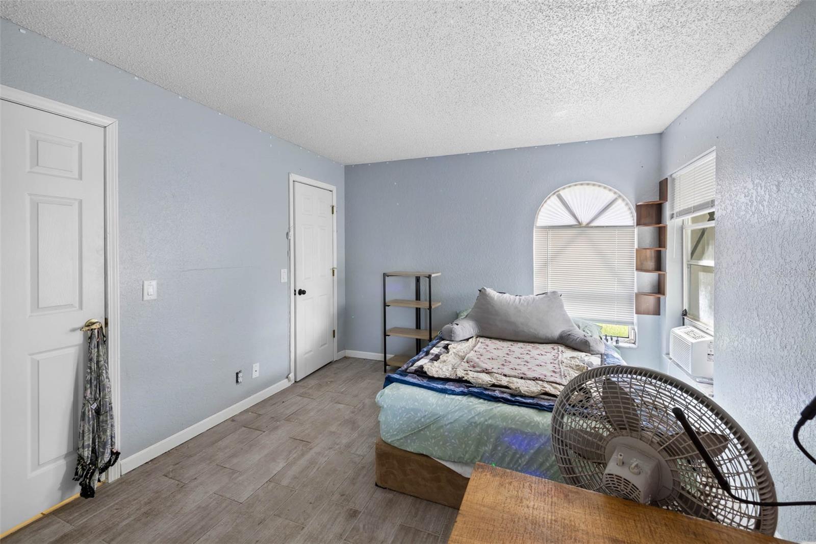 Listing photo id 24 for 9642 Elgin Boulevard