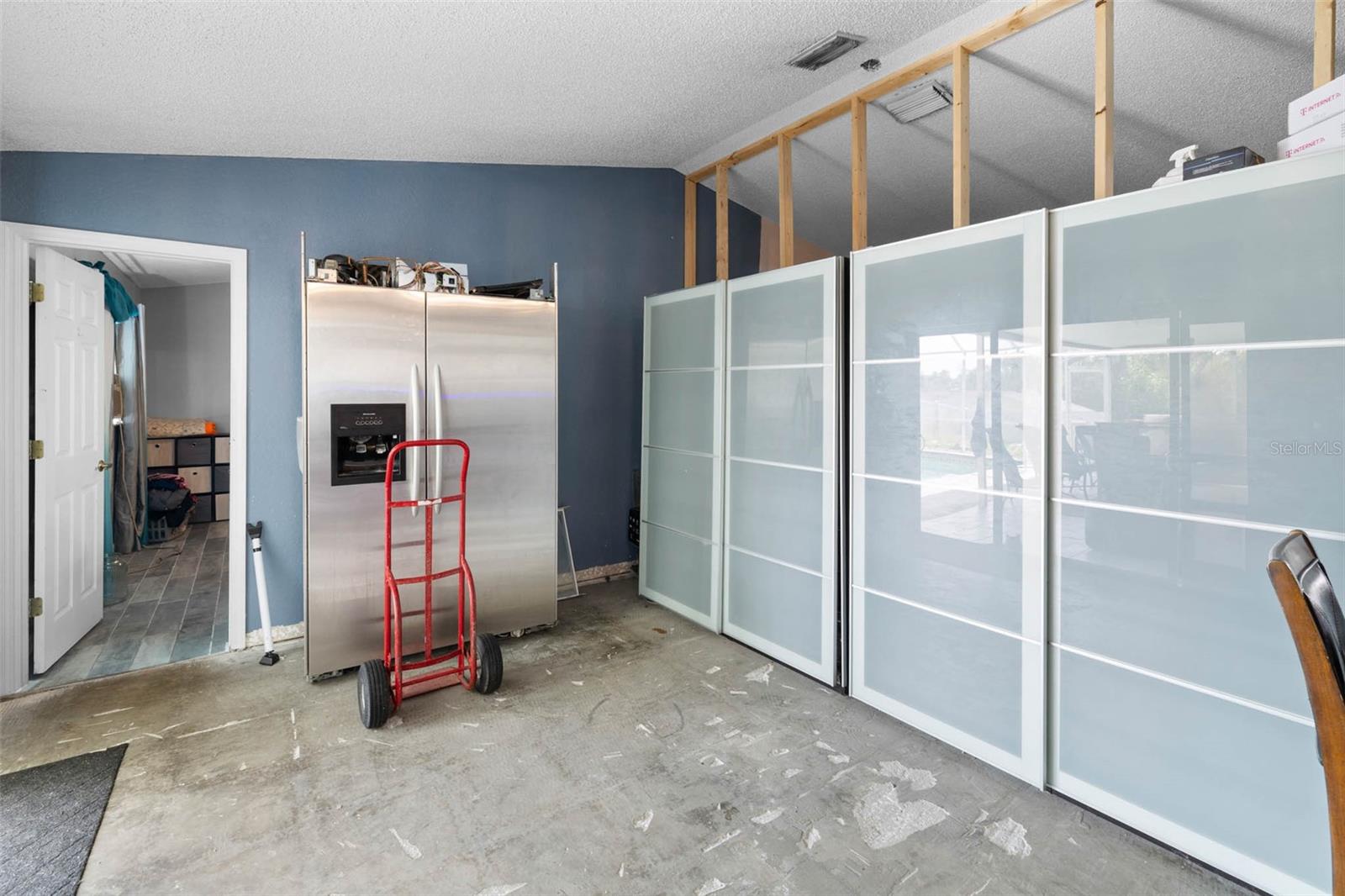 Listing photo id 31 for 9642 Elgin Boulevard
