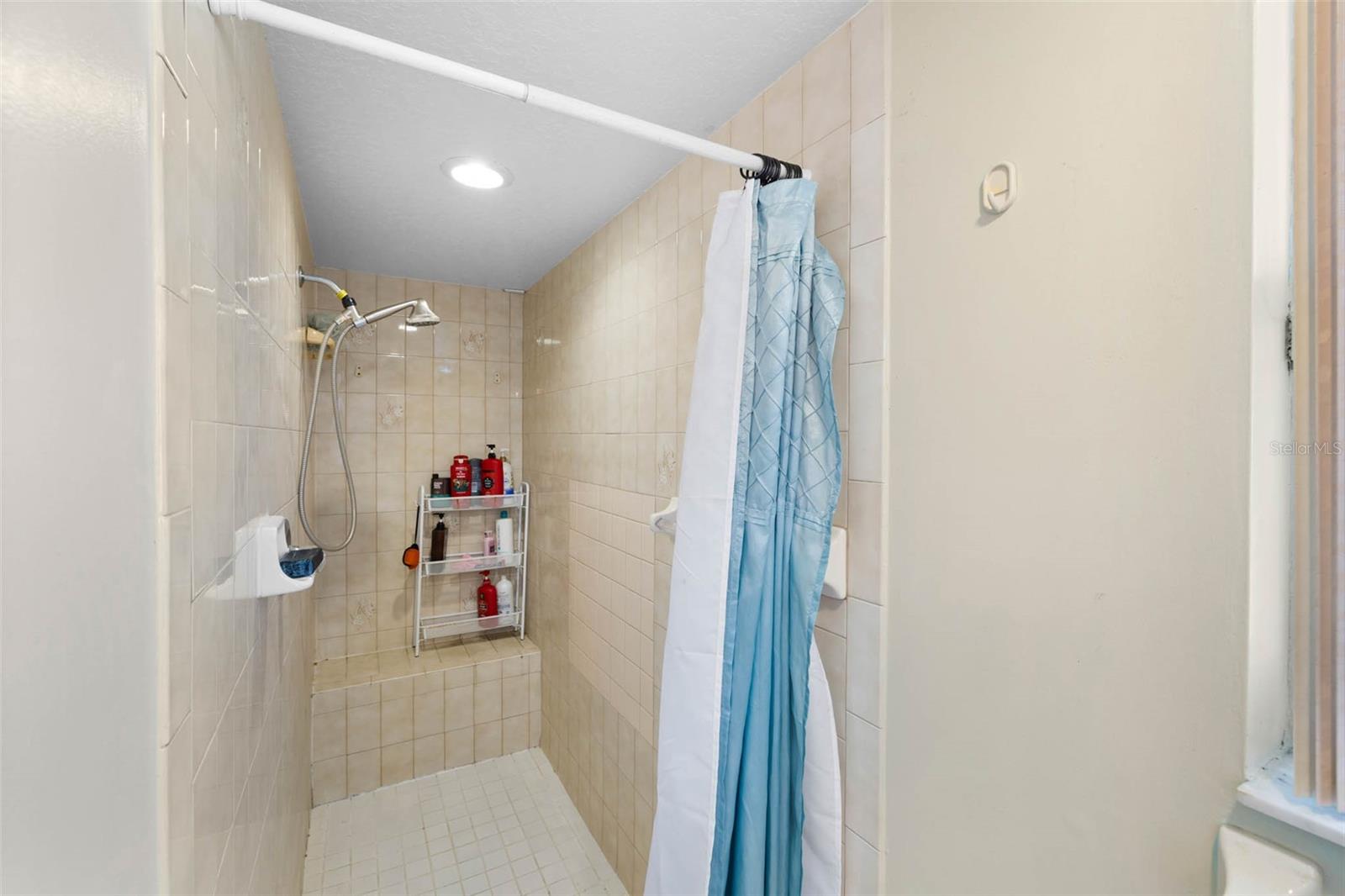 Listing photo id 36 for 9642 Elgin Boulevard
