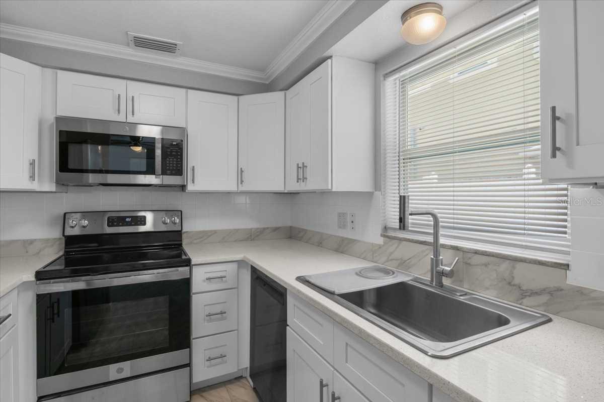 Image 18 of 54 For 5611 Burlington Avenue N
