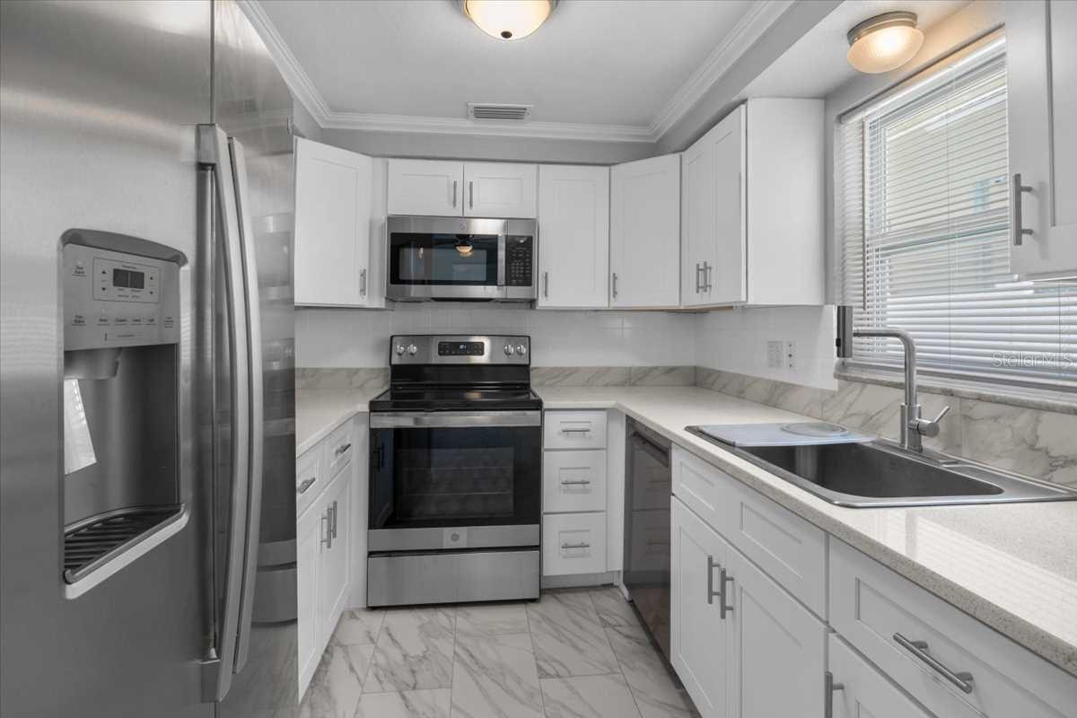 Image 19 of 54 For 5611 Burlington Avenue N