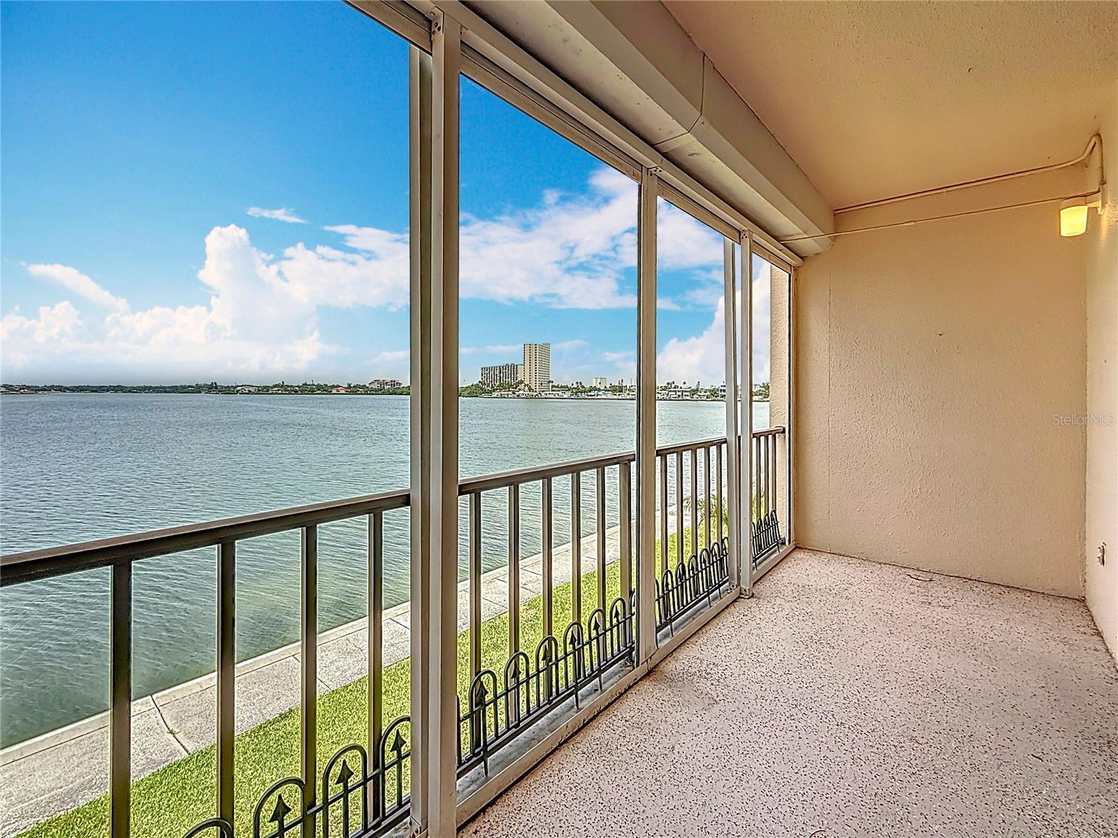 Image 38 of 57 For 7665 Sun Island Drive 206