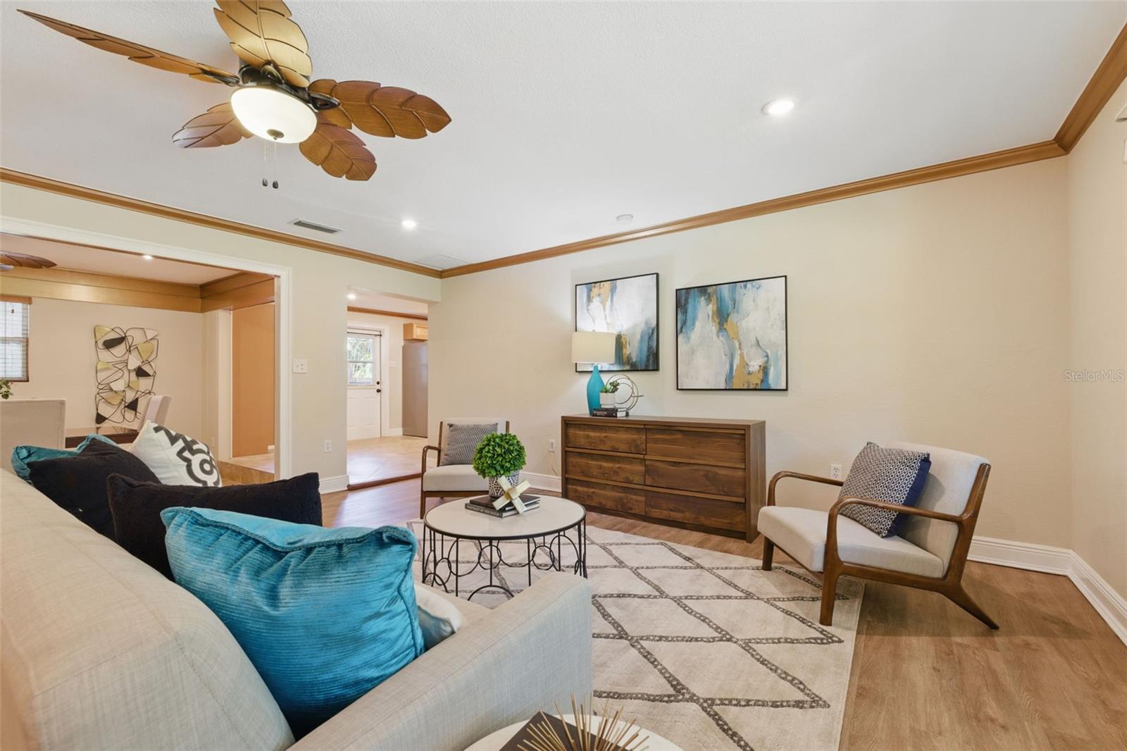 Listing photo id 10 for 4926 Camellia Way S