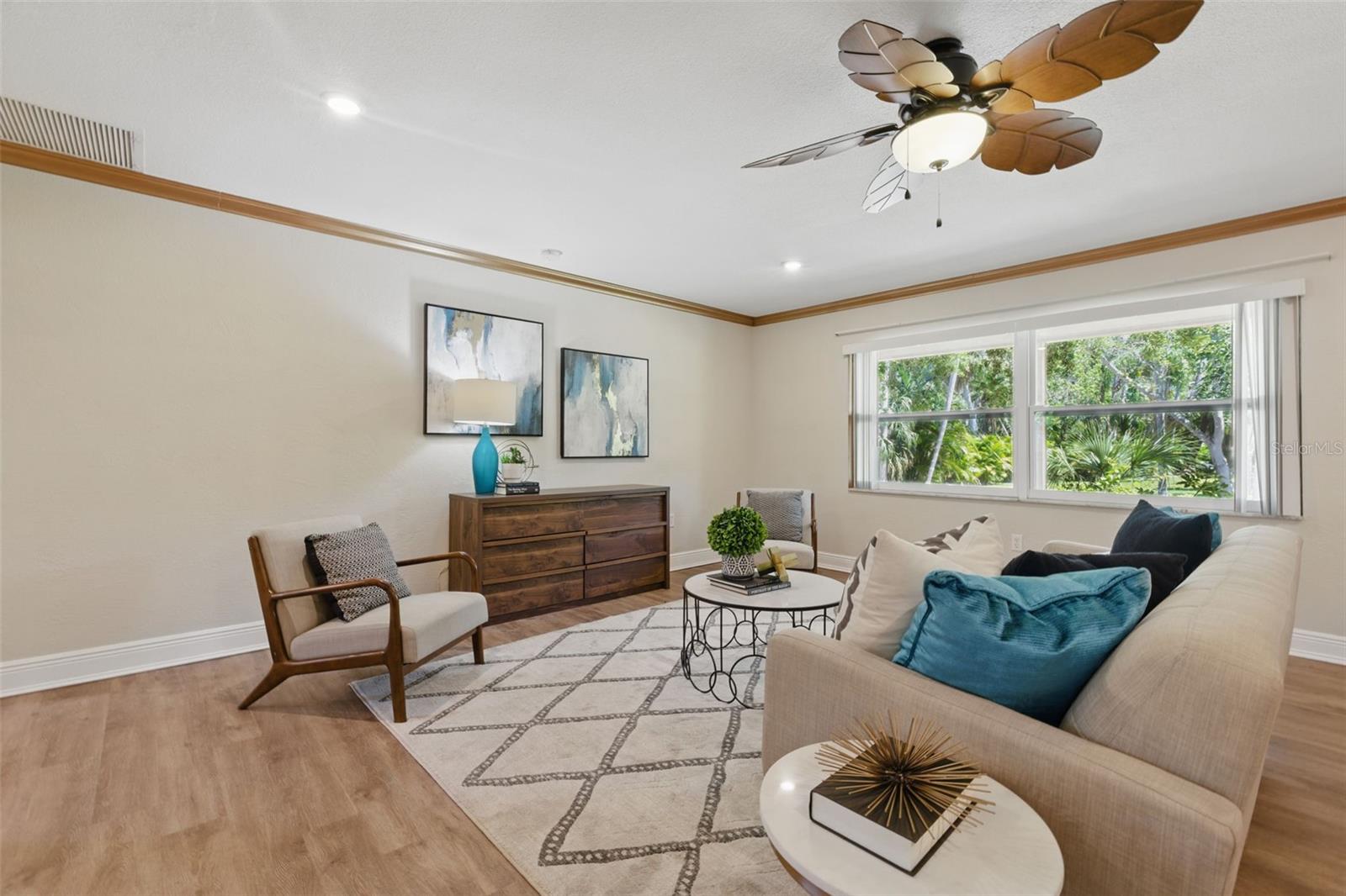 Listing photo id 11 for 4926 Camellia Way S