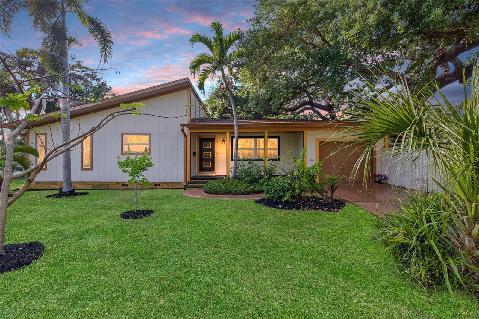 Listing photo id 0 for 4926 Camellia Way S