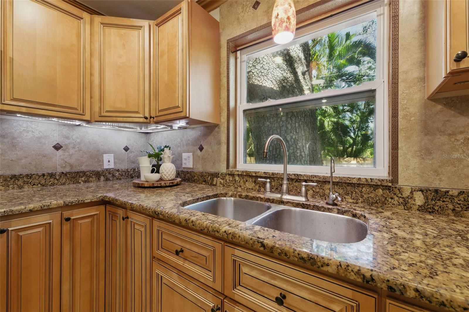 Listing photo id 18 for 4926 Camellia Way S