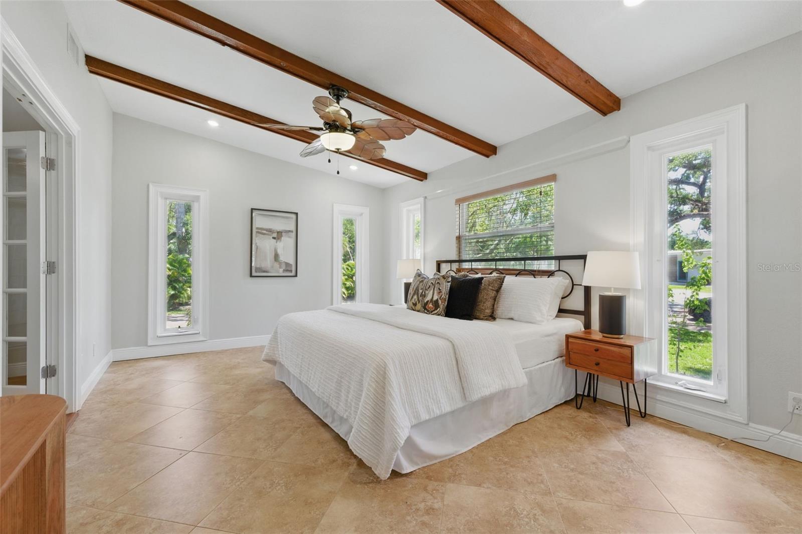 Listing photo id 20 for 4926 Camellia Way S