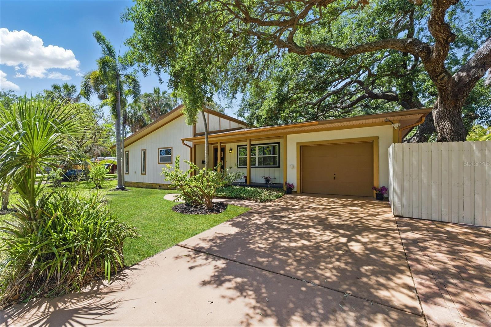 Listing photo id 1 for 4926 Camellia Way S